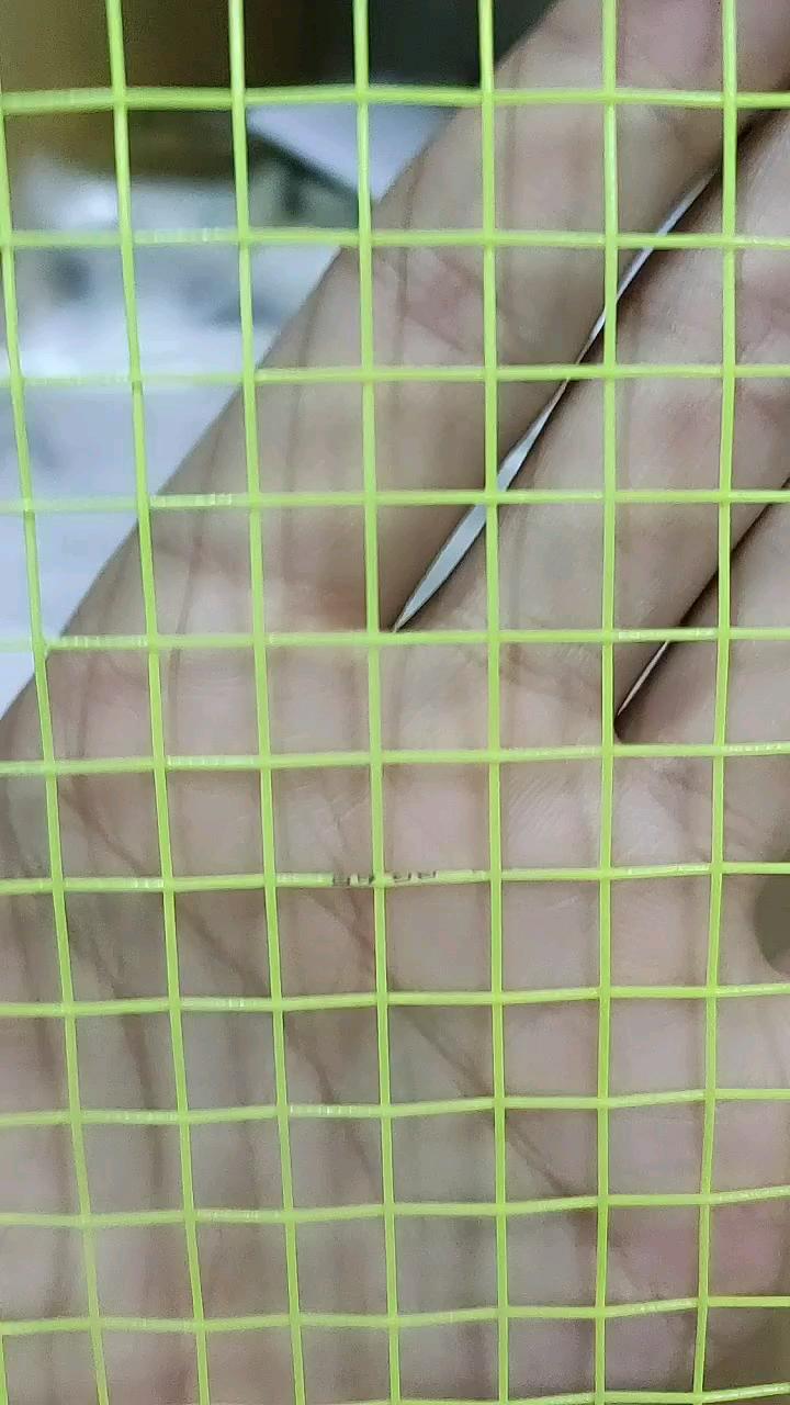 羽毛球拍横线绞线了,把线剪了字母还会是歪的吗?